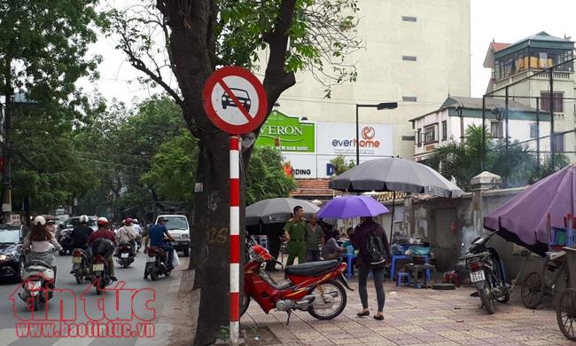 Lấn chiếm vỉa hè, đỗ xe sai quy định phổ biến nhiều tuyến phố Hà Nội ảnh 10